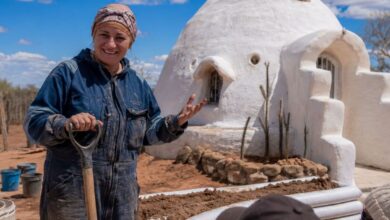 Bioconstrução: Lorena Zabala transforma vida e ergue domo de superadobe de 24 toneladas