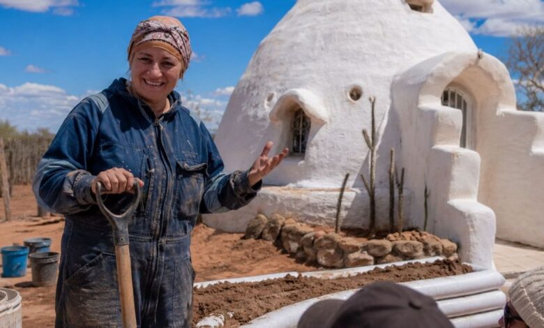 Bioconstrução: Lorena Zabala transforma vida e ergue domo de superadobe de 24 toneladas