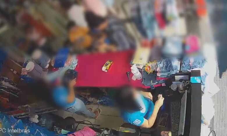 Câmeras de segurança flagram funcionárias furtando dinheiro de loja em Goiânia