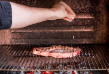 Segredos do churrasco perfeito: a técnica de salgar a carne antes da brasa