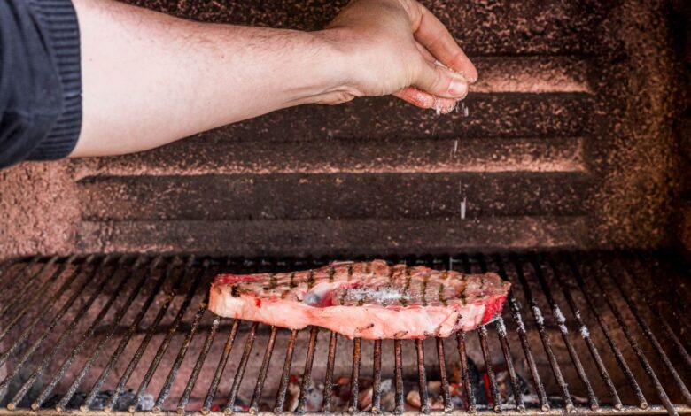 Segredos do churrasco perfeito: a técnica de salgar a carne antes da brasa