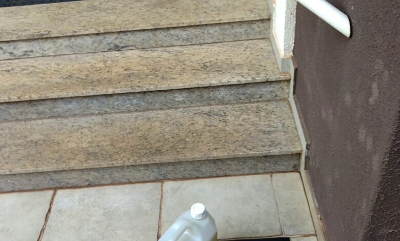 Erro comum na limpeza de granito: produto inofensivo compromete brilho e durabilidade do piso