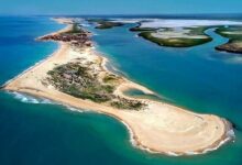Vila isolada no litoral brasileiro resiste ao tempo com charretes e água salgada