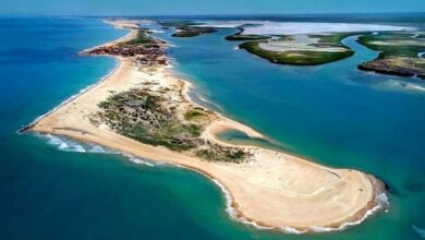 Vila isolada no litoral brasileiro resiste ao tempo com charretes e água salgada