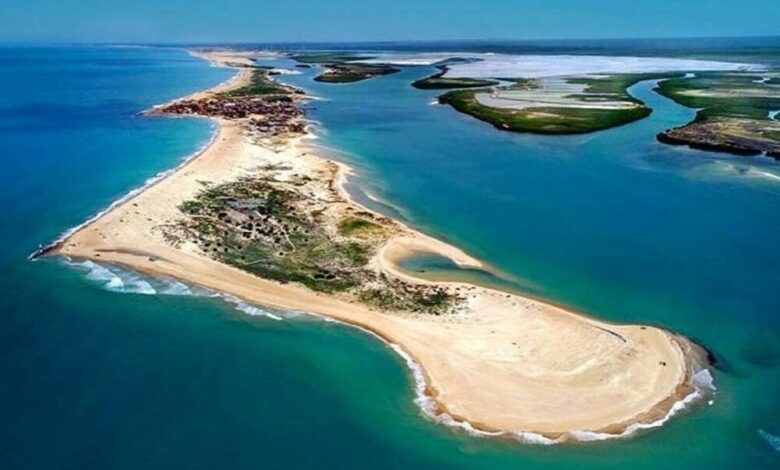 Vila isolada no litoral brasileiro resiste ao tempo com charretes e água salgada