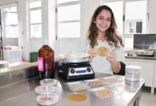 Estudante cria plástico biodegradável a partir de cascas de maracujá