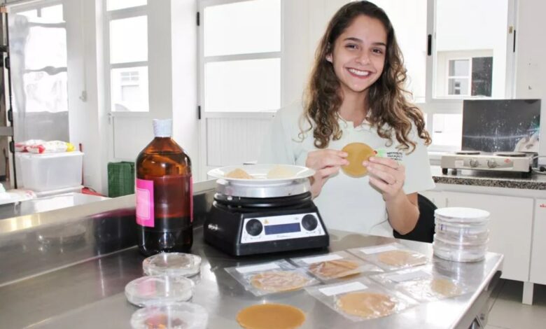 Estudante cria plástico biodegradável a partir de cascas de maracujá