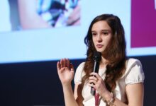 Jovem de 16 anos revoluciona com bioplástico de cascas de banana e conquista prêmio internacional