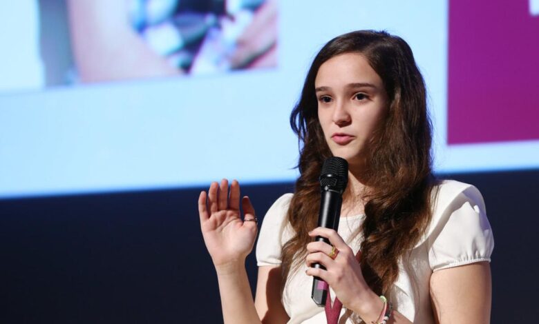 Jovem de 16 anos revoluciona com bioplástico de cascas de banana e conquista prêmio internacional
