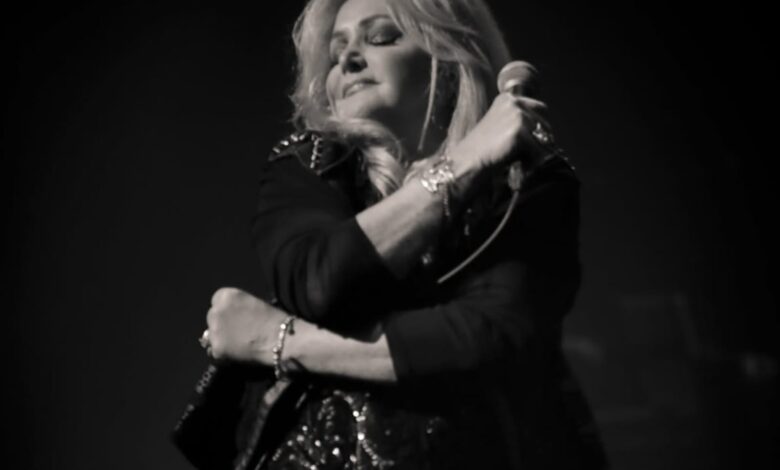 Bonnie Tyler, a voz inconfundível de 'Total Eclipse of the Heart', morre aos 75 anos