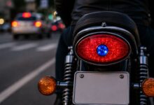 Luzes azuis em lanternas de motos: entre a estética da customização e os riscos legais no Brasil