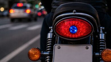 Luzes azuis em lanternas de motos: entre a estética da customização e os riscos legais no Brasil