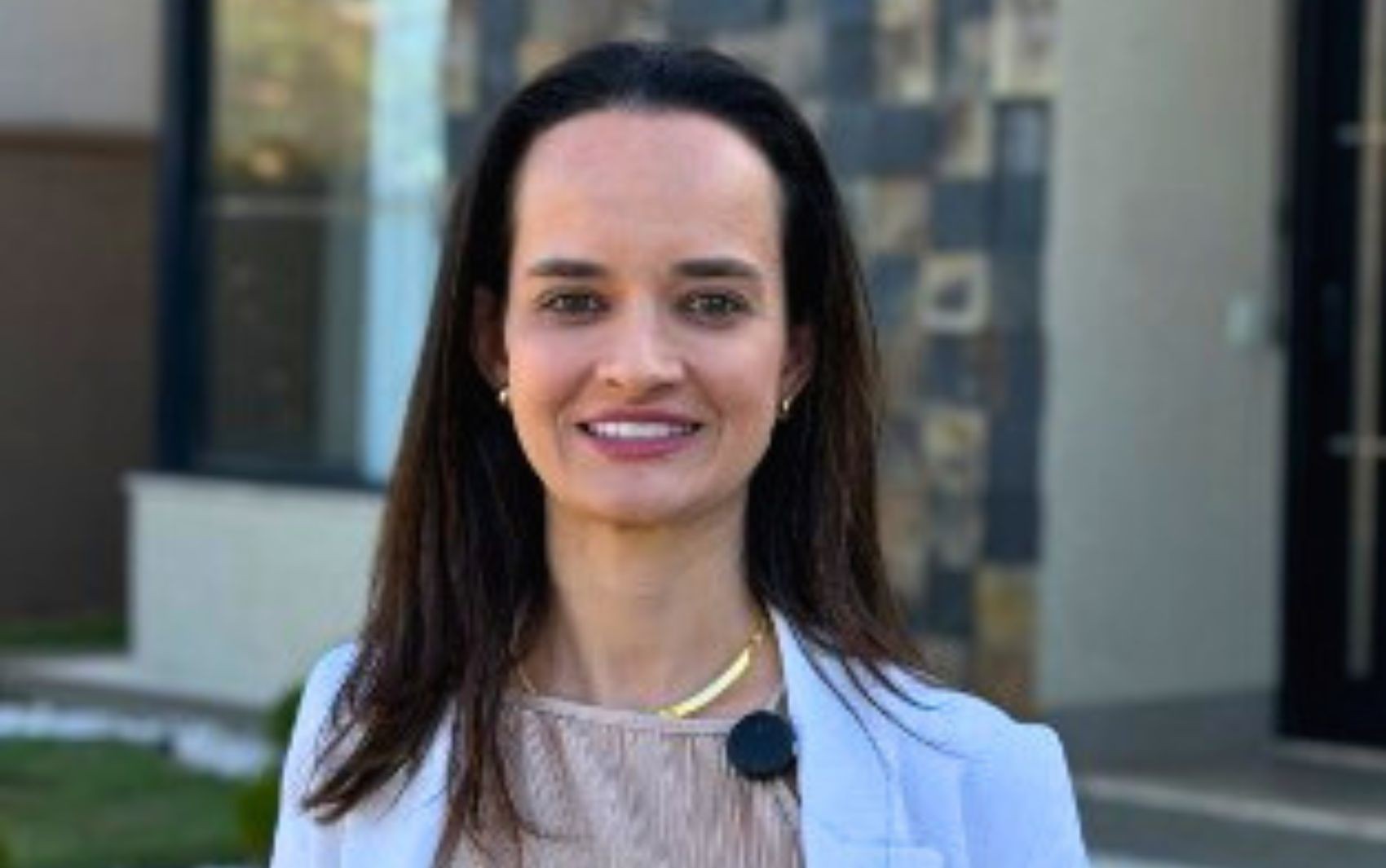 Médica enfrenta cyberbullying e critica cultura de ataques à aparência nas redes sociais