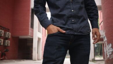 O que o hábito de andar com as mãos nos bolsos pode revelar sobre a personalidade