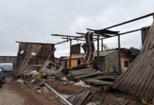Vendaval e granizo causam destruição em centenas de casas na região metropolitana do RS
