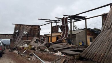 Vendaval e granizo causam destruição em centenas de casas na região metropolitana do RS