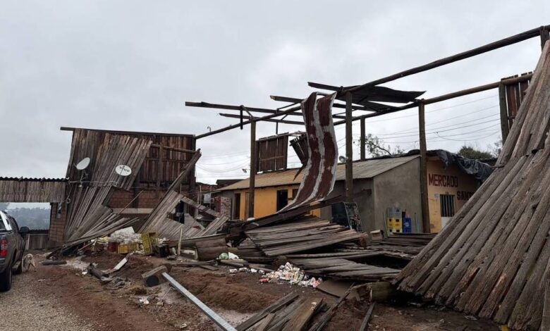 Vendaval e granizo causam destruição em centenas de casas na região metropolitana do RS