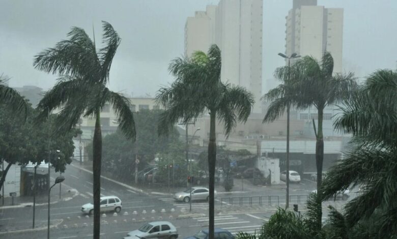Frente fria traz alívio e pode provocar chuva em Goiás neste domingo