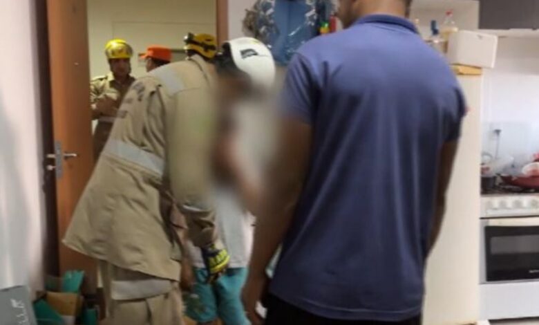 Menino trancado em apartamento em Goiânia pede por remédio ao ser resgatado com diabetes desregulada