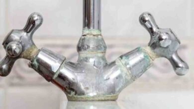 Desvende o segredo para remover o calcário de torneiras e vasos sanitários sem produtos agressivos
