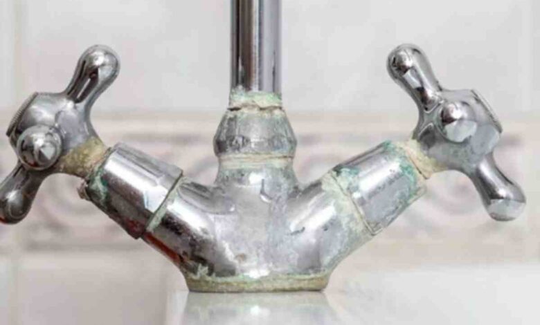 Desvende o segredo para remover o calcário de torneiras e vasos sanitários sem produtos agressivos