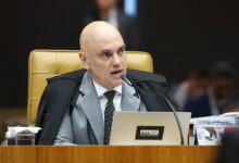 Por descumprimento, Moraes proíbe visitas de Flávio a Bolsonaro por 90 dias.