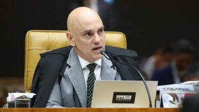 Por descumprimento, Moraes proíbe visitas de Flávio a Bolsonaro por 90 dias.