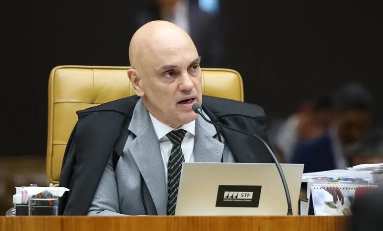 Por descumprimento, Moraes proíbe visitas de Flávio a Bolsonaro por 90 dias.