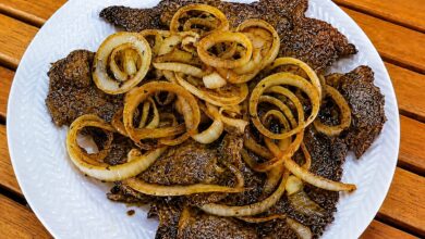 Temperar bife com alho antes do tempo: o erro que chefs alertam para evitar