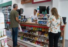 Trabalhador em pé: lei garante direito à indenização e adaptação do posto de trabalho