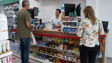 Trabalhador em pé: lei garante direito à indenização e adaptação do posto de trabalho