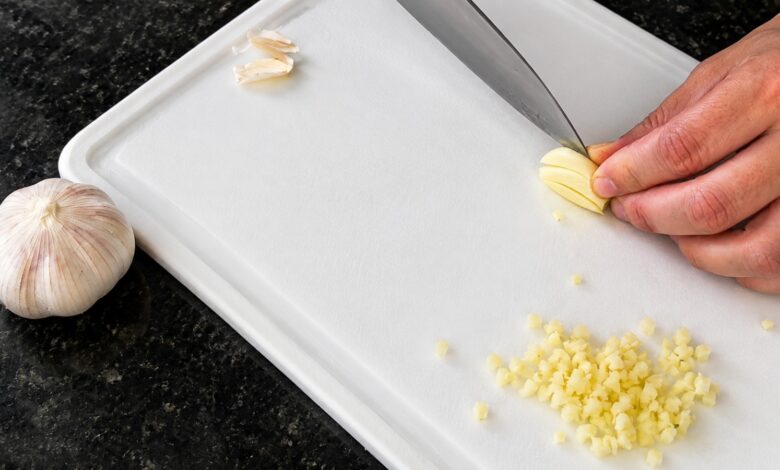 O segredo dos chefs para conservar o alho fresco por muito mais tempo