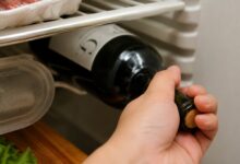 Rolha de vinho na geladeira: o truque eficaz para combater o mau cheiro e manter o frescor