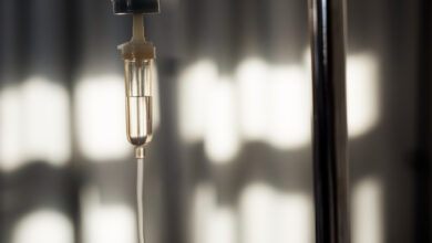 Anvisa desmente eficácia da soroterapia para energia, imunidade e 'detox', alertando para riscos
