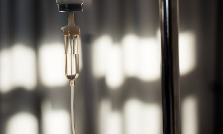 Anvisa desmente eficácia da soroterapia para energia, imunidade e 'detox', alertando para riscos