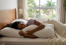 O que o hábito de dormir com muitos travesseiros revela sobre sua personalidade, segundo a psicologia