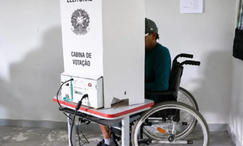 Acessibilidade nas urnas: programa garante transporte gratuito para eleitores com deficiência em 2026