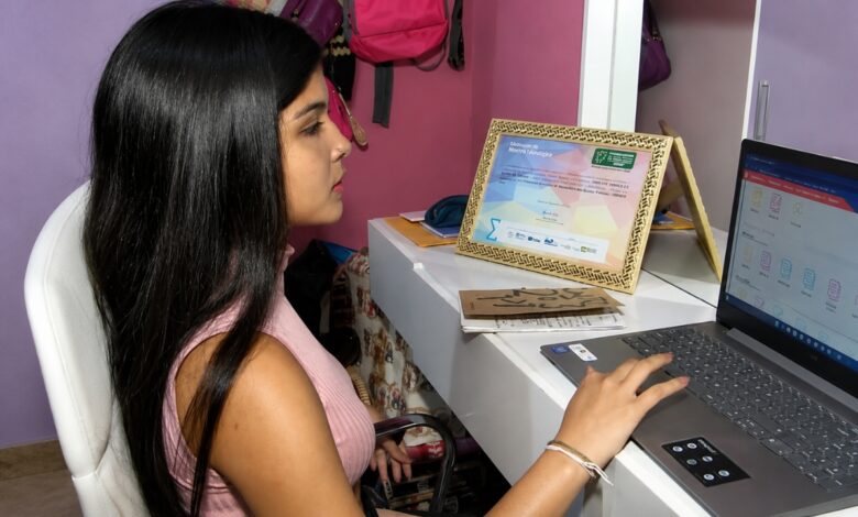 Matemática, dedicação e ouro: jovem da Paraíba troca festa por notebook e brilha em olimpíada nacional