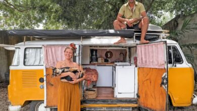 Casal troca advocacia em Florianópolis por vida nômade e cruza 20 países em Kombi 1976