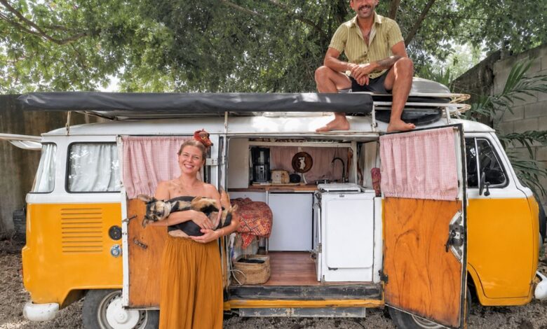 Casal troca advocacia em Florianópolis por vida nômade e cruza 20 países em Kombi 1976