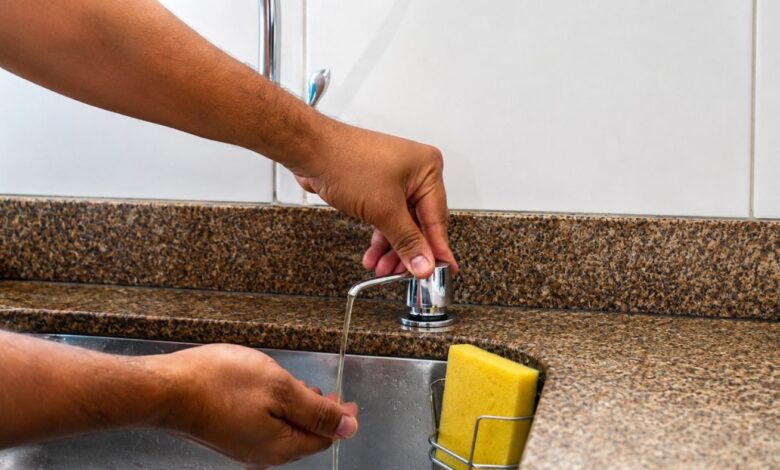 Descubra o ingrediente secreto que remove cheiro e manchas de potes plásticos em segundos