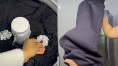 O truque do papel-alumínio na máquina de lavar: entenda como ele pode revitalizar suas roupas escuras