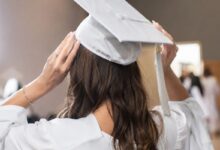 Decisão judicial em Goiás garante a estudante de Candomblé o direito de usar beca branca na formatura