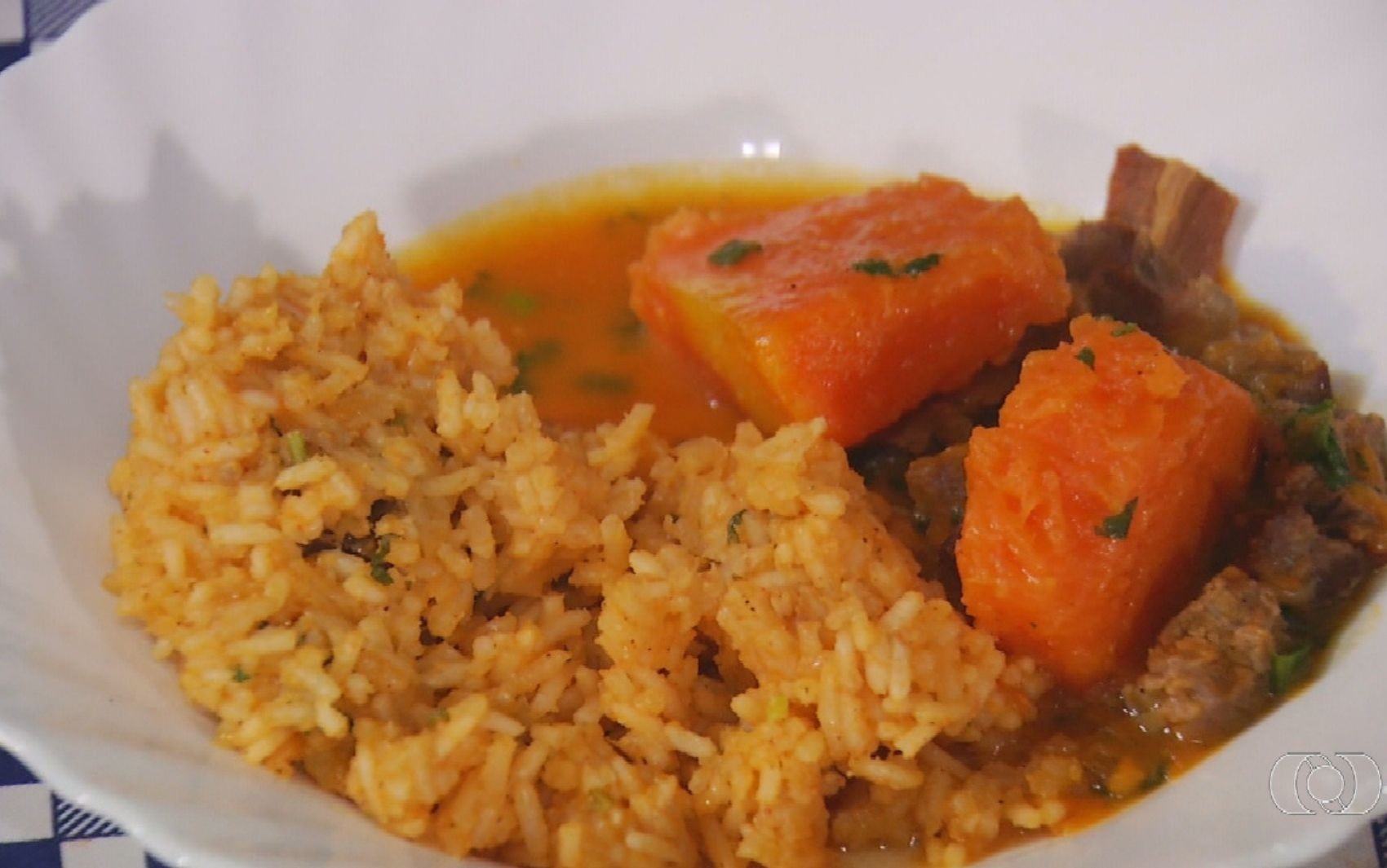 Abóbora gigante transforma arroz carreteiro em receita para 30 pessoas no Sabores do Campo