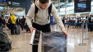 Embrulhar mala com plástico antes de viajar: entenda a real utilidade da prática