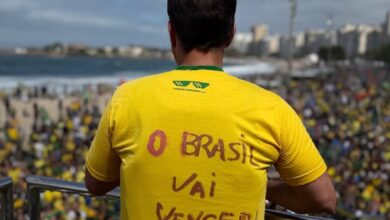 Flávio Bolsonaro lança campanha presidencial em Copacabana com discurso de confronto e críticas a Lula