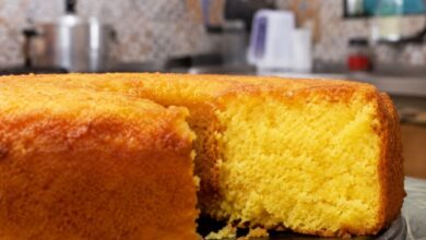 O segredo dos confeiteiros para um bolo de fubá irresistivelmente fofinho e úmido