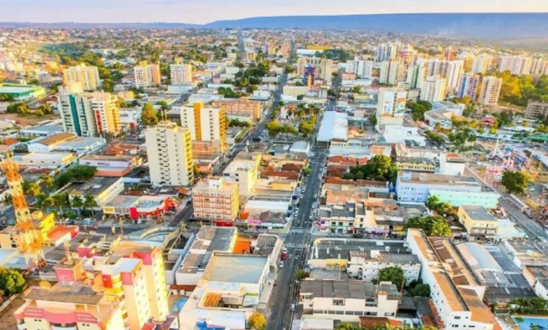 Radialista se diverte com reclamação inusitada sobre latidos gravados em Goiás