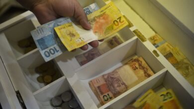 Salário mínimo necessário: a distância entre o piso oficial e o custo de vida real