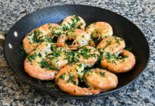 Segredo de chef: como preparar camarão na frigideira sem usar óleo